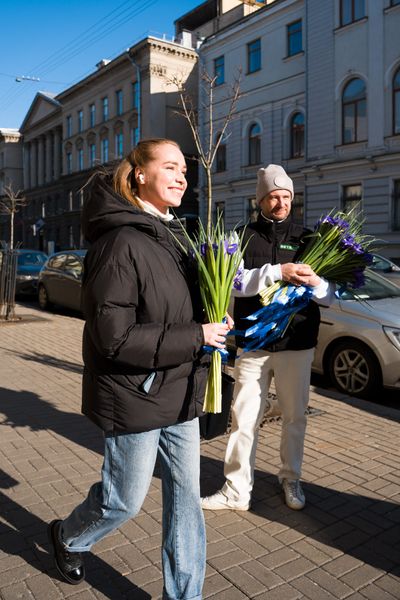 Betera раздала ирисы девушкам на улицах Минска и в регионах