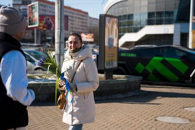 Betera раздала ирисы девушкам на улицах Минска и в регионах