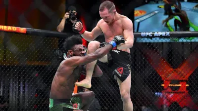 Момент запрещенного удара коленом Петра Яна по Алджамейну Стерлингу на UFC 259