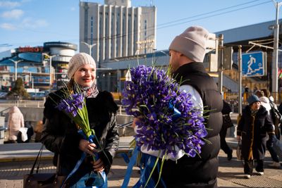Betera раздала ирисы девушкам на улицах Минска и в регионах
