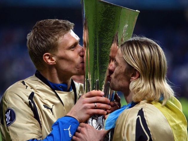 Игроки Зенита Погребняк и Тимощук целуют трофей Кубка УЕФА, отмечая победу в турнире