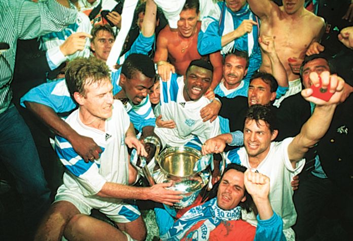 Игроки Марселя празднуют победу в Лиге чемпионов 1992/93